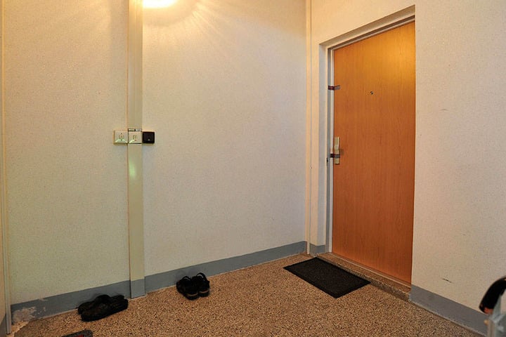 Hinter dieser Wohnungstür wurden die beiden Schwestern niedergestochen.