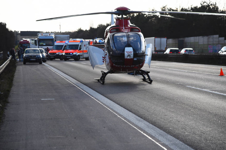 Ein Rettungshubschrauber an der Unfallstelle.