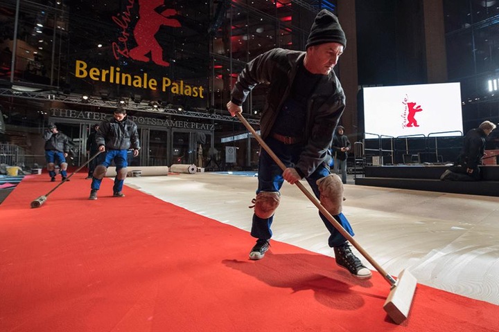 Arbeiter verlegen vor dem Berlinale-Palast den roten Teppich.