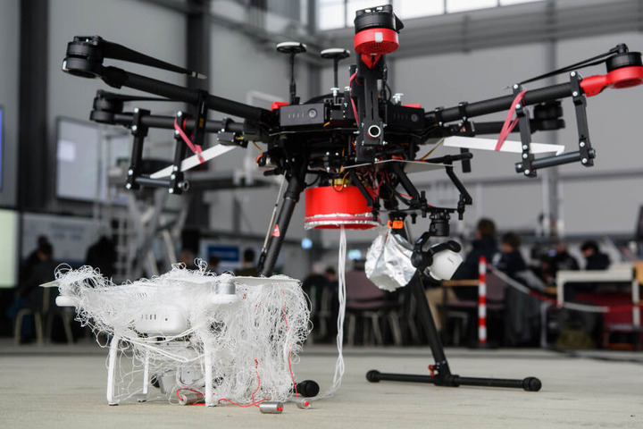 Eine von einer Jagddrohne vom Typ AirRobot AR200 (hinten) gefangene Drohne.