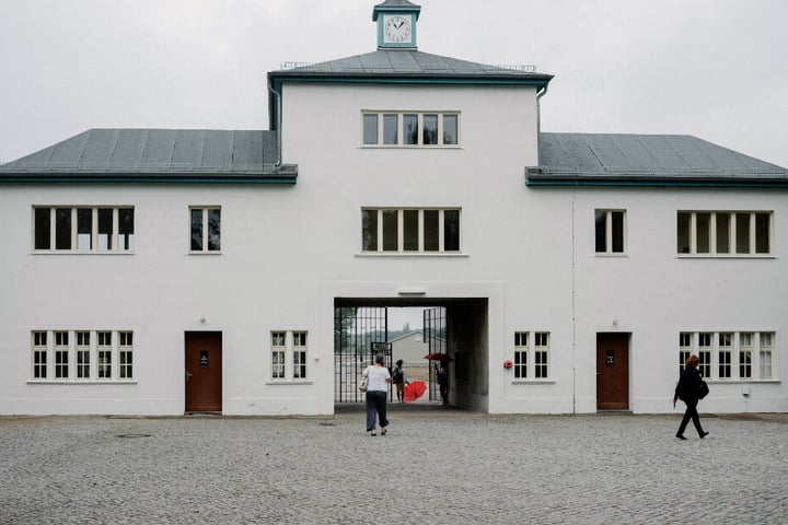 Der Haupteingang zum ehemaligen Konzentrationslager, der heutigen Gedenkstätte und Museum Sachsenhausen. (Archivbild)