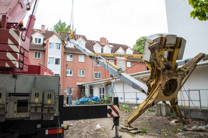 Beim Abmontieren der Gegengewichte kippte der Kran Richtung Wohnhaus um.