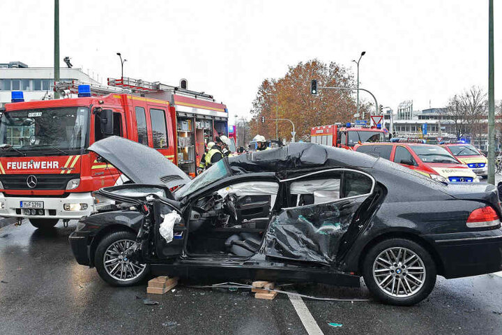 Der BMW wurde bei dem Unfall stark verformt.