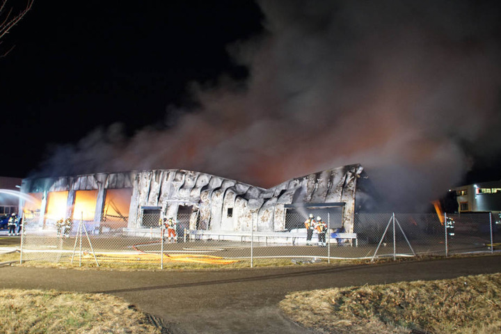 Obwohl Dutzende Kräfte im Einsatz waren brannte die Halle vollständig aus.