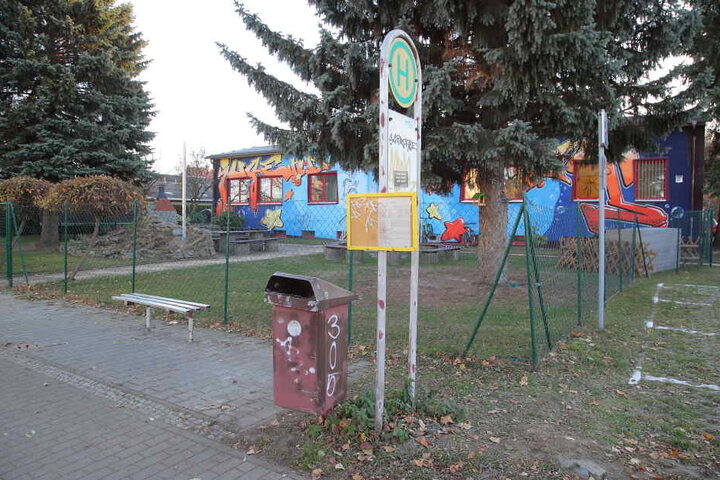 Jetzt weißt nur noch Bank und Schild auf die Haltestelle hin.