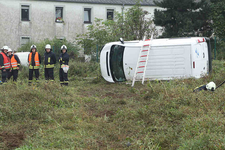 Der Transporter überschlug sich und landete auf der linken Seite.