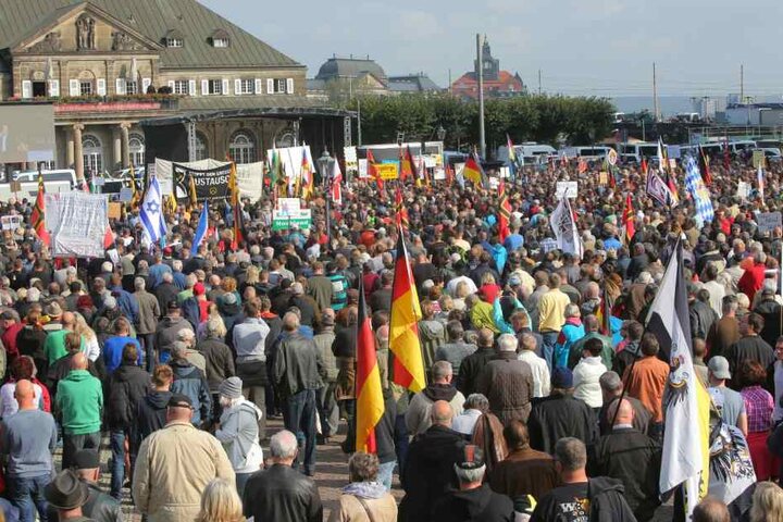 Viele Deutschland-Fahnen am Theaterplatz.