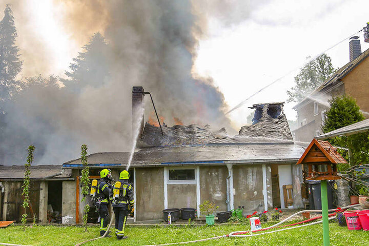In einem Hinterhof stand ein Gebäude mit mehreren Anbauten in Flammen.