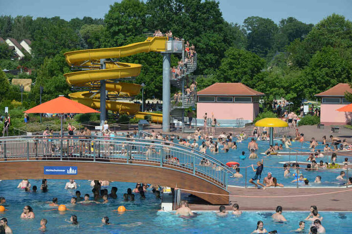 Nicht zu übersehen: Die 72-Meter-Rutsche im Freibad Gablenz.
