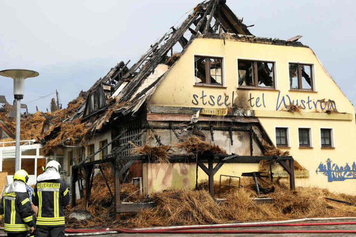 Ein Großbrand hat das Hotel komplett zerstört.