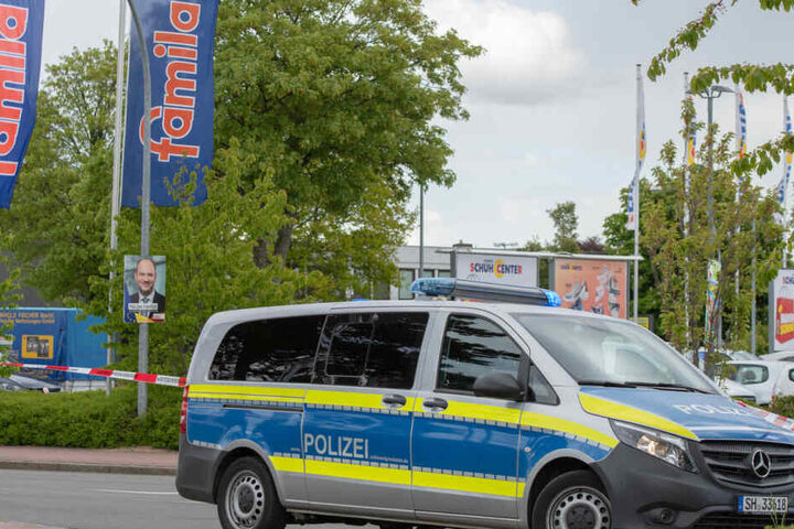 Das Gelände um den Supermarkt wurde von der Polizei abgeriegelt.