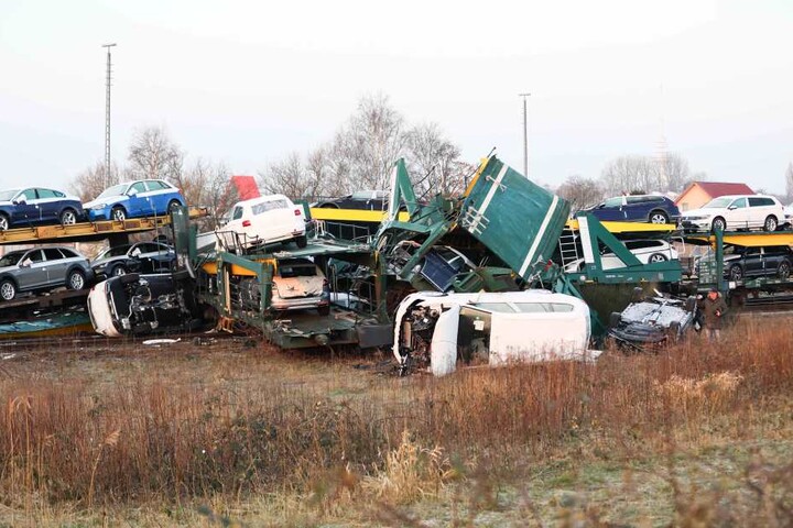 Bild der Verwüstung: Mehrere Wagen liegen auch Stunden nach dem Zusammenprall noch neben den Waggons.