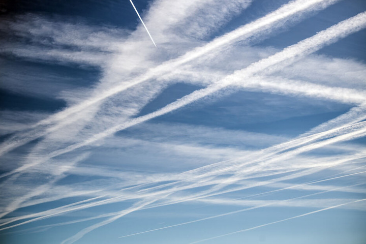 Die Wetterexperten erwarten für NRW nur ein paar Schleierwolken und Kondensstreifen. Ansonsten bleibt der Himmel blau.