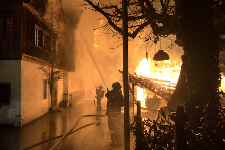Die Flammen beschädigten ein Gebäude.