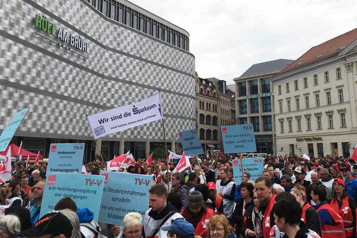 Mehrere hundert Streikende haben sich auf dem Richard-Wagner-Platz versammelt.