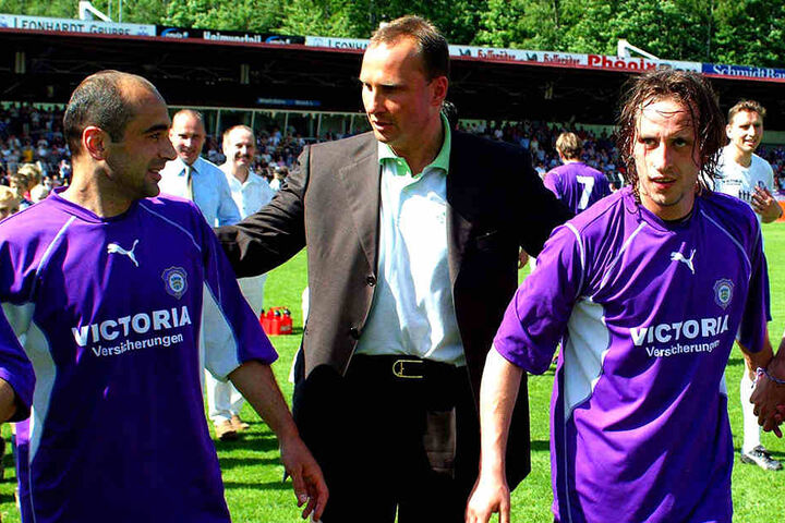 Der erste große Erfolg gelang Uwe Leonhardt (M.) 2003. Der FCE stieg erstmals in die 2. Liga auf. Hier feiert er mit Kvicha Shubitidze (l.) und Gregor Berger.