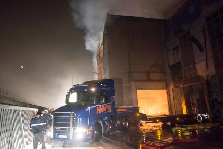 Das Feuer ist in den Morgenstunden in einer Autowerkstatt ausgebrochen.