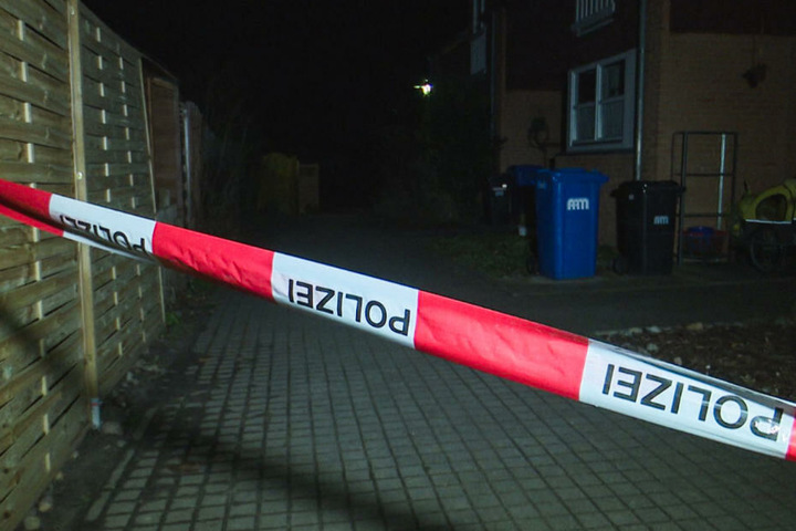 Ein Polizeiabsperrband sichert den Hinterhof.