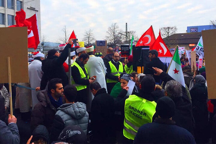 Ordner mischten sich unter die Demonstranten, um schnell eingreifen zu können, wenn es zu Ausschreitungen kommt.