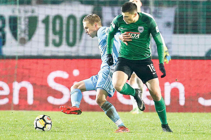 Dennis Grote
(l.) spielte
den Ball
vorm Münsteraner
Lennart
Stoll.