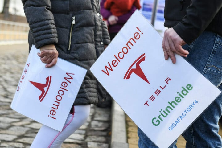 Befürworter der Ansiedlung des US-amerikanischen Elektroautobauers Tesla halten Schilder mit der Aufschrift "Welcome! Tesla Grünheide".