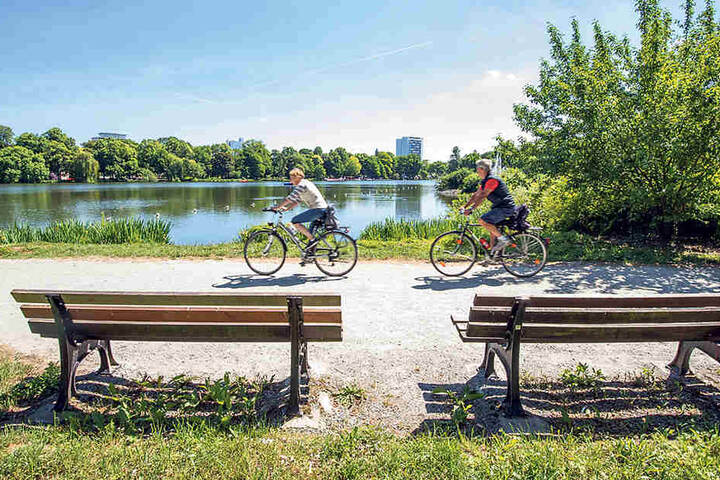 Radfahrer lieben das Schlossteichgelände. Aber die Wege sind
löchrig, teils bröckelt der Asphalt. Besserung nicht in Sicht.