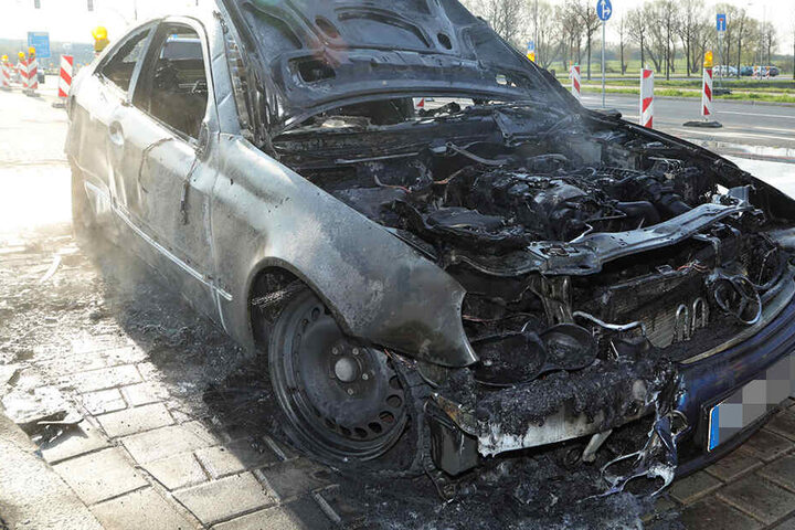 Der Mercedes ist nur noch Schrott.