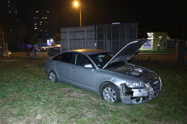Nachdem der Zaun durchbrochen wurde blieb der Audi stehen.