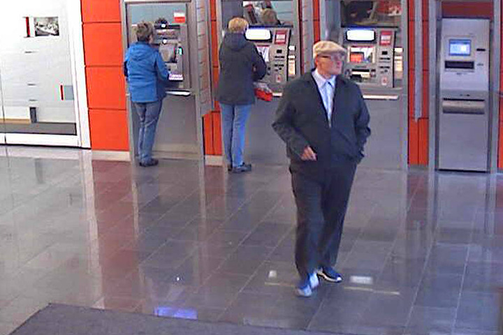 Der unbekannte Mann könnte mit einer korpulenten Frau unterwegs gewesen sein.