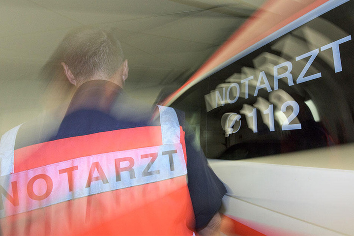 Ein Notarzt unternahm mehrere Reanimationsversuche, konnte dem Mann aber nicht mehr helfen. (Symbolbild)