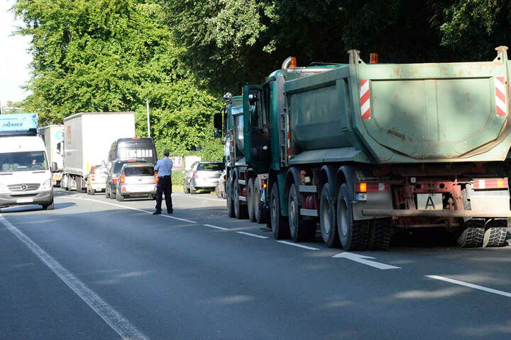 Die Ampeldurchfahrt wurde während der Unfallaufnahme von der Polizei geregelt.