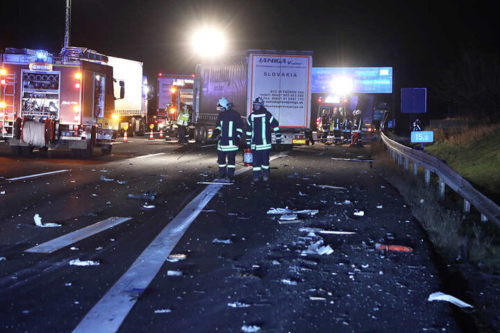 Nach einem Lkw-Unfall auf der A4 sind immer noch zwei Fahrspuren dicht.