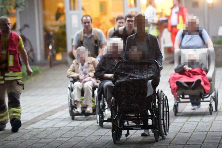 Mehrer Hundert Anwohner mussten evakuiert werden. Darunter auch rund 90 Patienten aus dem Liboriushaus.