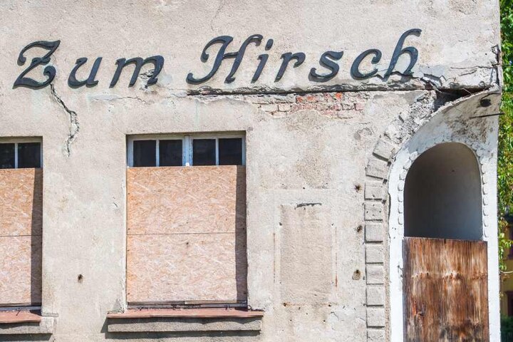 Am Eingang zum ehemaligen Gasthaus bröckelt es kräftig.