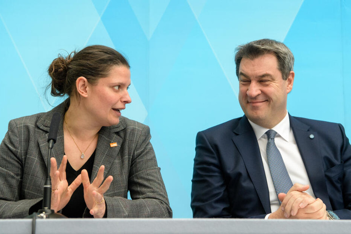 Agnes Becker, Beauftragte des Volksbegehrens sitzt mit Ministerpräsident Markus Söder am Runden Tisch zum Volksbegehren Artenschutz.