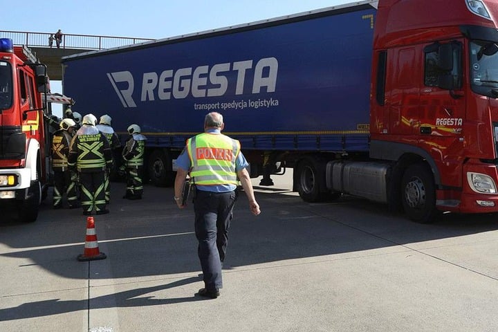 Rettungskräfte am LKW.