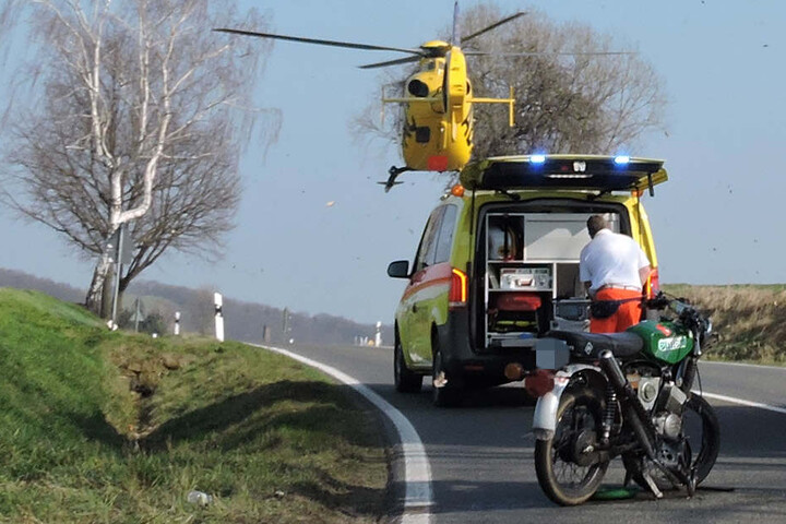 Der schwer verletzte Mopedfahrer wurde per Hubschrauber in eine Klinik geflogen.