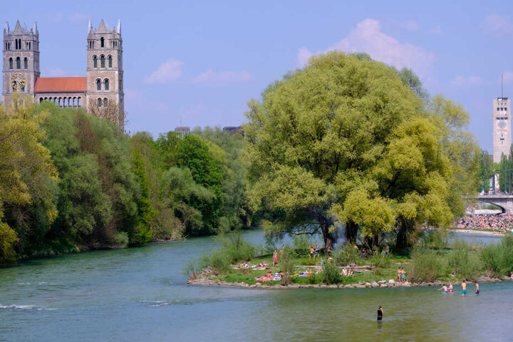 Wege entlang der Isar in München sind gerade bei Radfahrern und Fußgängern beliebt. (Archivbild)