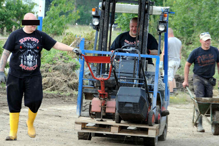 Stefan S. half im Juni 2013 mit anderen Hells Angels bei der Beseitigung der Flutschäden an der Mulde. Weil er eigentlich krankgeschrieben war und sein Chef das Foto in der Zeitung sah, verlor er nach dem Einsatz Job und Abfindungsansprüche.