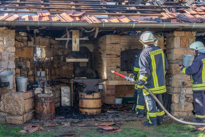 Die Schmiede wurde erst vor kurzem fertig und wurde nun durch das Feuer erheblich beschädigt.