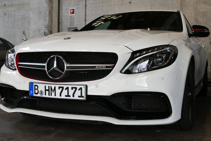 Die Vorderansicht des Mercedes AMG...