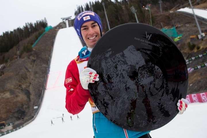 Stefan Kraft (23) zeigt es an: Der alte Weltrekord (251,5 Meter) ist
Geschichte.