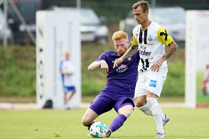 Hart gegen sich selbst und den Gegenspieler: Fabian Kalig (links) im Test gegen Linz.