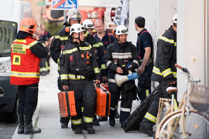 Feuerwehrleute bereiten sich auf einen Einsatz vor.