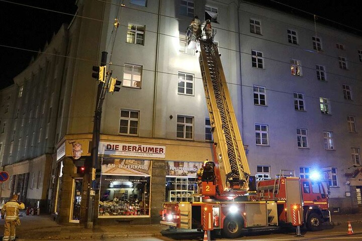 Die Feuerwehr nähert sich der Wohnung.