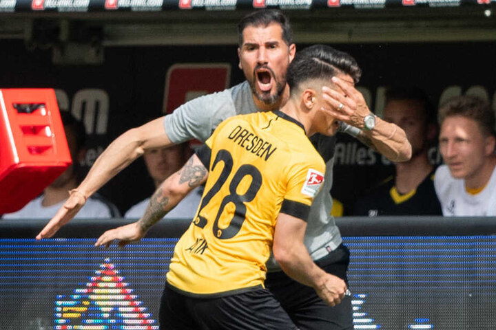Der Trainer und sein Matchwinner: Cristian Fiel und Baris Atik jubeln nach dem Ausgleich.