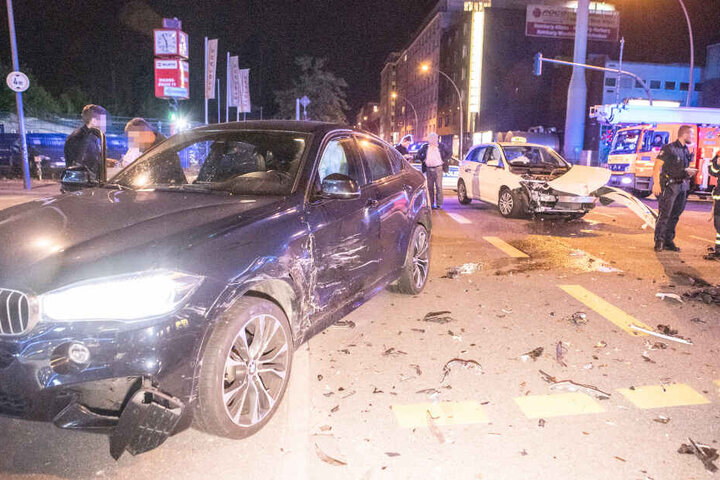 Bei dem Unfall wurden zwei Autos schwer beschädigt.