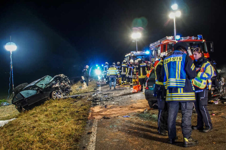 Einsatzkräfte an der Unglücksstelle.
