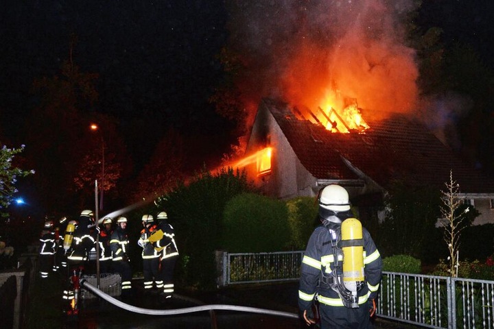 Die Feuerwehrleute kämpften gegen die Flammen.