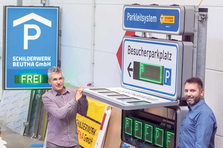 Thomas Rieger (46, l.) und Marcel Manig (47) vom Schilderwerk Beutha. Wie
Parkleitsysteme auf neuesten Stand gebracht werden, zeigt das Unternehmen am 18.
und 18. Oktober auf der Messe „Kommunale“ in Nürnberg.